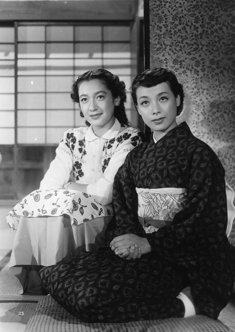 Setsuko_Hara_and_Chikage_Awashima_in_Bakushu_(1951) (1)